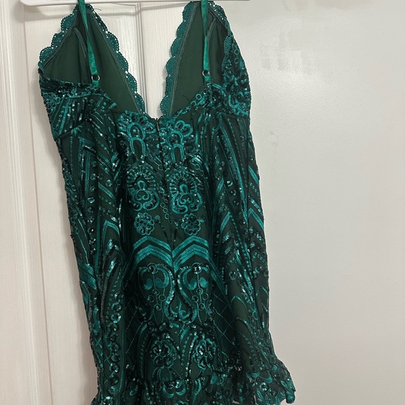 Plunging green sequin dress. - Picture 3 of 7